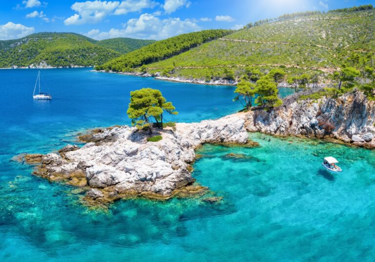 Descubriendo Skopelos: Una Joya en el Mar Egeo skopelos. Grecia